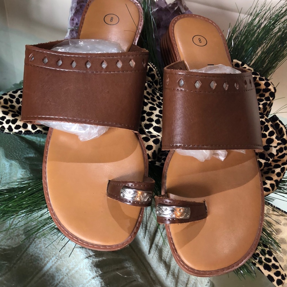 SZ 8 SANDALS. BROWN